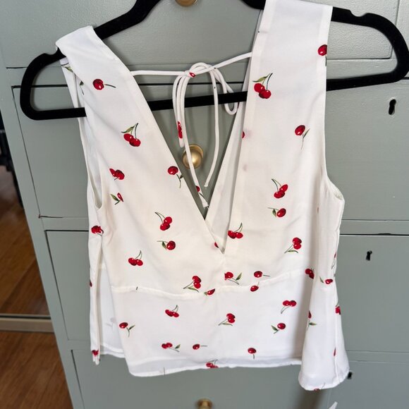 NWT Abercrombie & Fitch plunge neck sleeveless top in cherry print - Picture 4 of 5